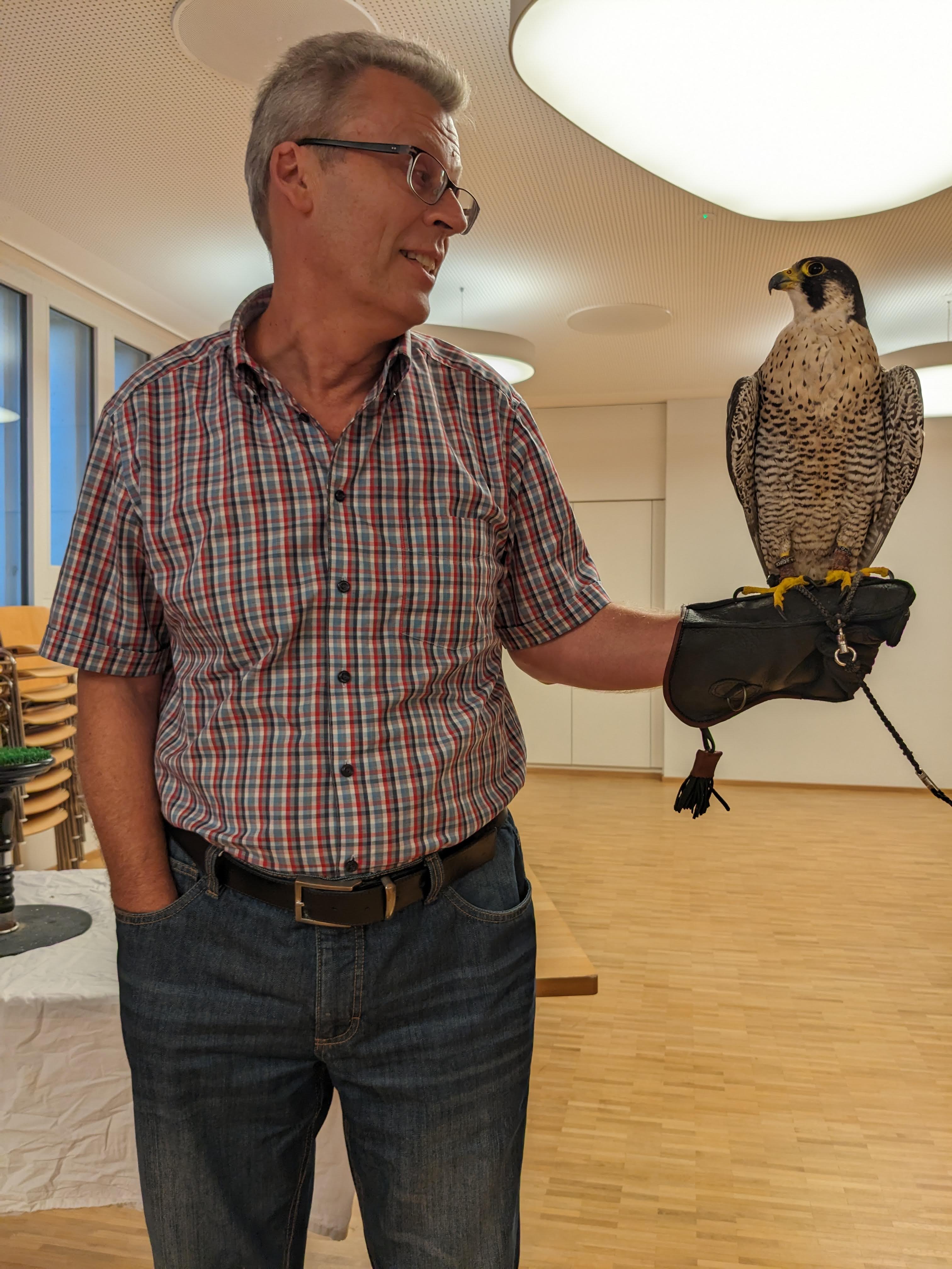 Falke Hiera mit Kirchenchormitglied Paul